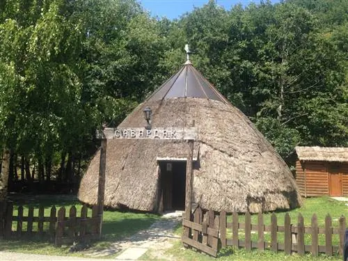 Ресторан Savardak в форме стога возле Колашина
