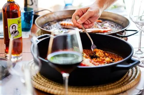Свежая паэлья в ресторане EntreBotas Restaurante в Кадисе, Испания