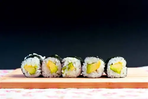 Свернутые вручную суши - лишь один из свежих вкусов, которые жаждут люди в походе по Гималаям.