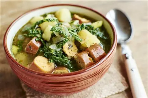 Португальский Caldo Verde с картофелем, савойской капустой и веганскими сосисками