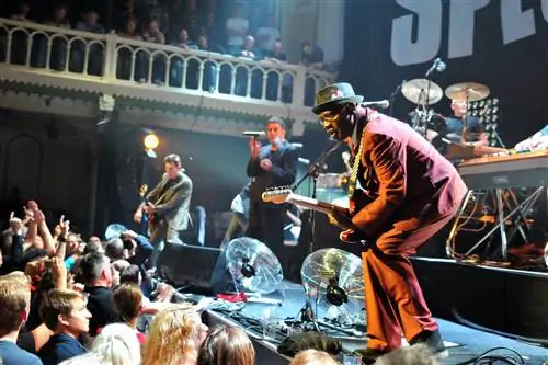 Группа The Specials из Ковентри объединила ска и новую волну и до сих пор выступает вживую.