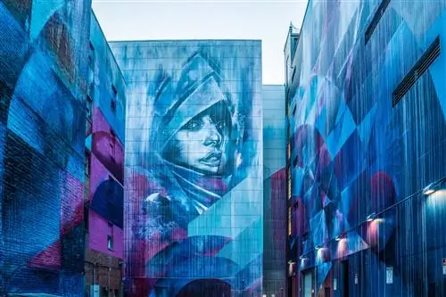 Фреска Wide Open Walls с изображением лица человека в синих и фиолетовых тонах, Сакраменто, Калифорния. Фреска Wide Open Walls с изображением лица человека в синих и фиолетовых тонах, Сакраменто, Калифорния.