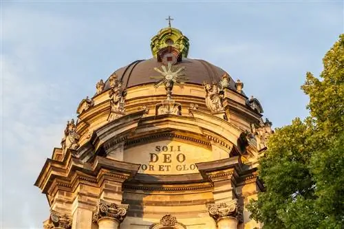 Купол рококо Доминиканского собора Львова на закате