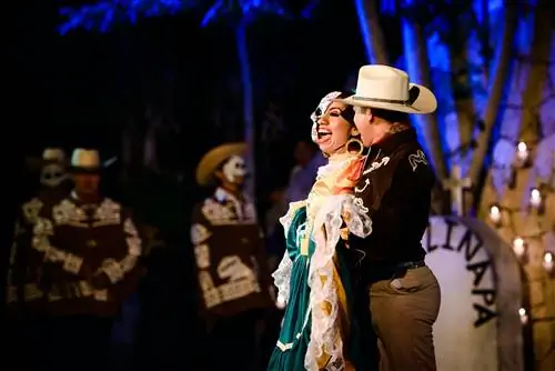 Танцоры в костюмах обнимаются на праздновании Дня мертвых (Día de Muertos) в Шкарете, Плайя-дель-Кармен, Кинтана-Роо, Мексика. Танцоры в костюмах обнимаются на праздновании Дня мертвых (Día de Muertos) в Шкарете, Плайя-дель-Кармен, Кинтана-Роо, Мексика.
