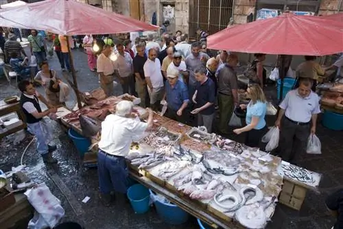 Продавцы рыбы в La Pescheria (рыбный рынок).