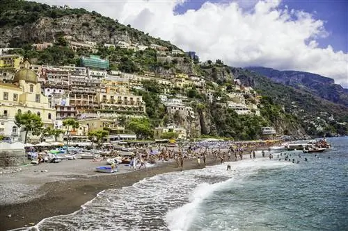 Люди на пляже в Позитано на побережье Амальфи, Италия