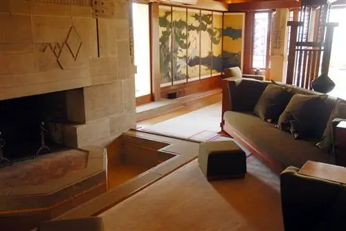 Интерьер дома Холлихок Фрэнка Ллойда Райта в Лос-Фелиз.