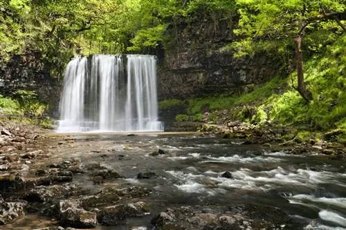 Посетители Brecon Beacons могут прогуляться за красивым Sgwd-yr-Eira (Снежный водопад).