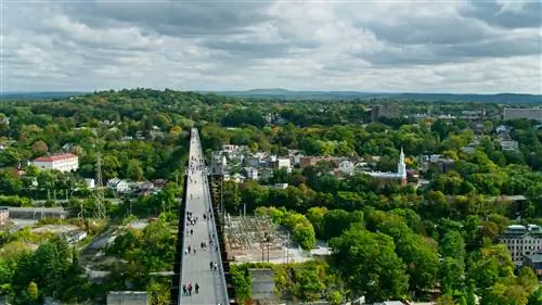 Снимок с дрона Walkway Over the Hudson, бывшего железнодорожного моста, превращенного в пешеходную дорожку через реку Гудзон.