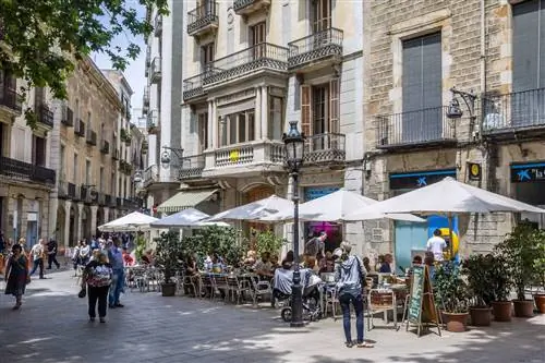 Испания, Каталония, Барселона, Ciutat Vella, уличные кафе на площади Placa de Sant Josep Oriol.