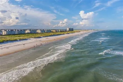 Вид под высоким углом на пляж под голубым небом