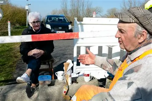 Пожилая пара встречается за ежедневным обедом на закрытой немецко-датской границе