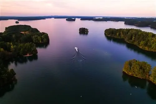 Аэрофотосъемка моторной лодки на озере Ланье, штат Джорджия, в сумерках.