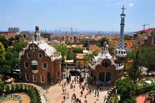Избавьтесь от лишних калорий, прогулявшись по Парку Гуэля, общественному парку с образцами архитектуры Гауди.