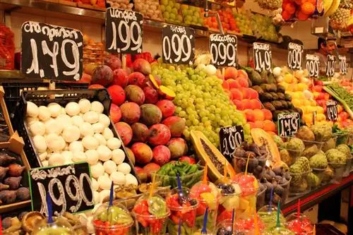 Гости хостела Inout могут легко добраться до торгового центра Mercat de la Boqueria, где можно приобрести закуски или ингредиенты для полноценного обеда.