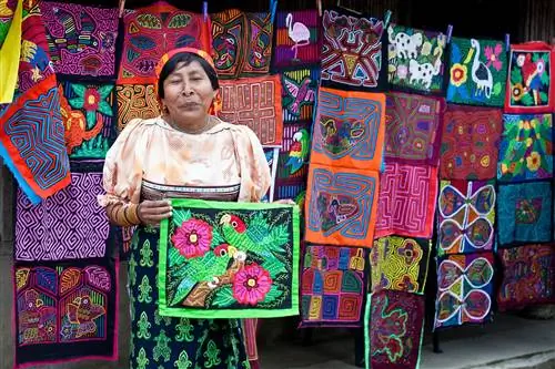 Ремесленница из Гуны демонстрирует свои изделия