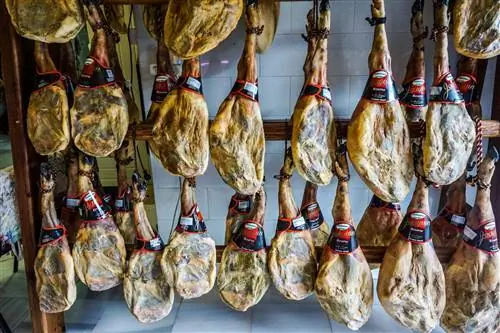 В Тревелес повсюду развешивают вяленые окорока.