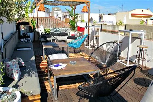 Красочный бар на крыше в The Corner House