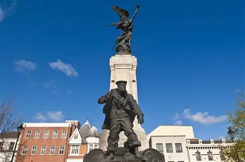 Посетите мемориальную статую на центральной площади Алмаза. Предоставлено: ДЖУЛЬО Гил / hemis.fr / Гетти