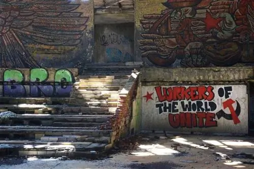 Современные граффити внутри памятника Бузлуджа - пародия на коммунистические лозунги