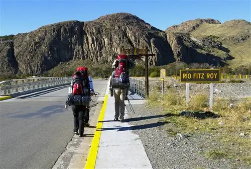 Треккеры начинают трассу Уэмуль в Рио-Фитц-Рой в Эль-Чальтене.