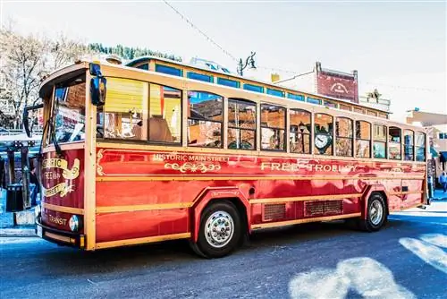 Трамвай Main Street Trolley перевозит посетителей вверх и вниз по главной магистрали города - бесплатно!