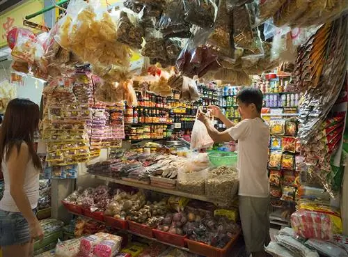 Горы специй, вяленой рыбы и приправ на продажу в традиционной бакалейной лавке Тионг-Бару.