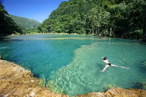 Посетители купаются в бирюзовых водах в Semuc Champey.