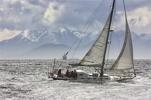 Бесстрашные мореплаватели могут исследовать Огненную Землю на парусной лодке.