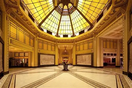 Атриум в стиле ар-деко отеля Fairmont Peace. Изображение предоставлено Fairmont