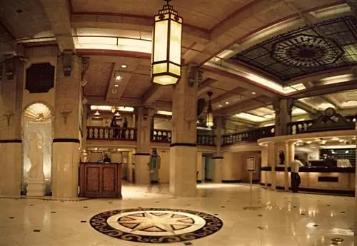 Отель Cecil - одна из остановок в туре по темной стороне центра Лос-Анджелеса.