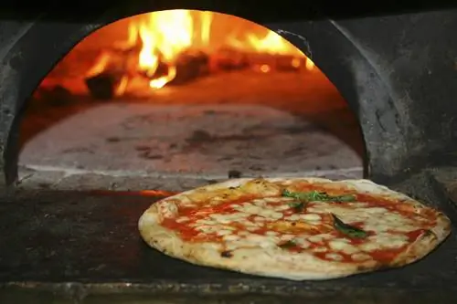 Неаполитанская пицца, только что из дровяной печи