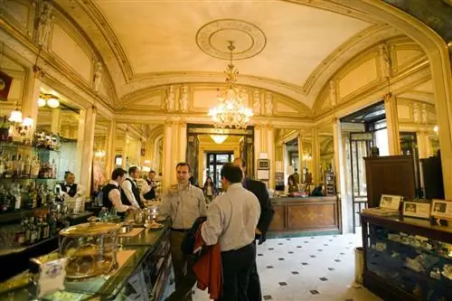 Утренний кофе в стильной обстановке Gran Caffè Gambrinus