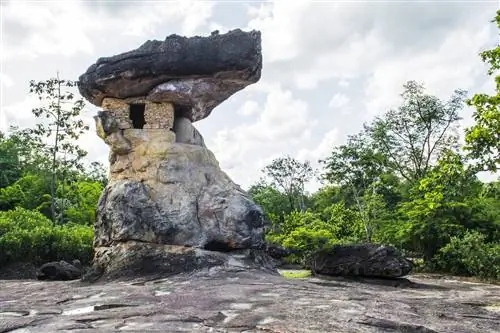 Исторический парк Фу Пхрабат в провинции Удонтхани - одно из самых интригующих мест во всем Таиланде.