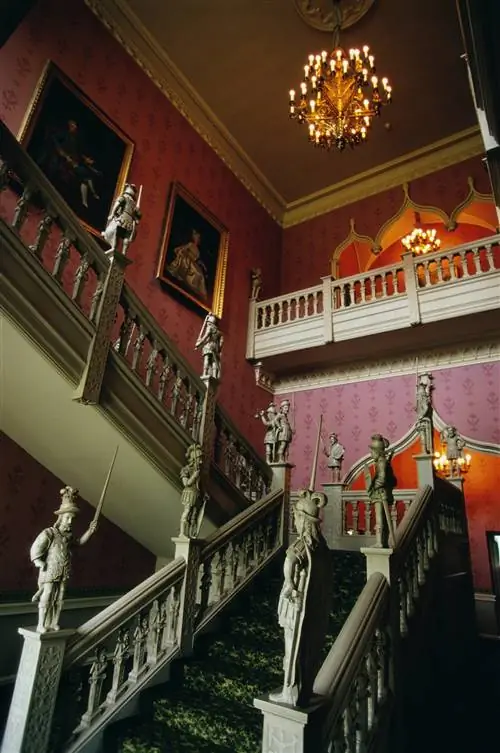 Изысканная лестничная клетка в Hartwell House