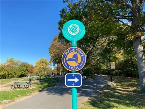 Знаки NYC Greenway и Empire State Trail на велосипедной дорожке в Риверсайд-парке, Манхэттен, Нью-Йорк.