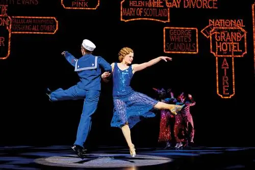 Женщина танцует с матросом на сцене