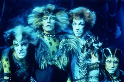 Люди, одетые как кошки