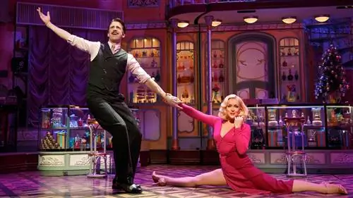 Мужчина и женщина танцуют на сцене