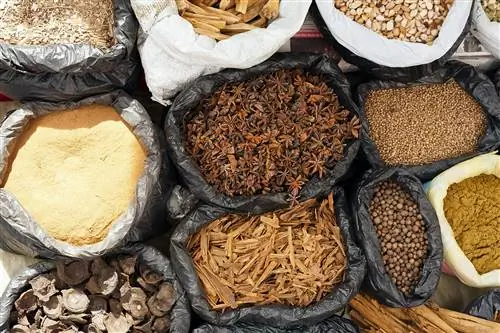 Свежие специи для продажи на рынке Отавало