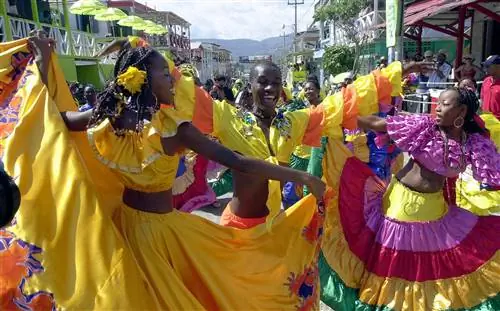 Гаитяне танцуют во время национального карнавала в Жакмеле.