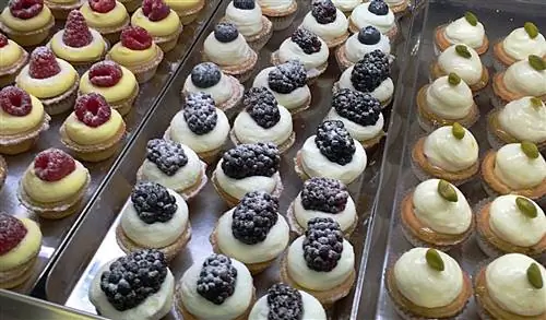 Pasticcini (маленькие сладкие тарталетки) - одно из фирменных блюд в Gelateria Pasticceria Badiani.