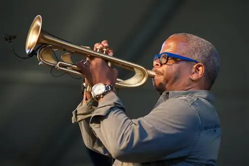 НЬЮ-ОРЛЕАН, Луизиана - 03 мая: Теренс Бланшар выступает в джазовой палатке WWOZ на Новоорлеанском фестивале джаза и наследия 3 мая 2015 года в Новом Орлеане, США (Фото Эду Хокинса/Редфернса через Getty Images)