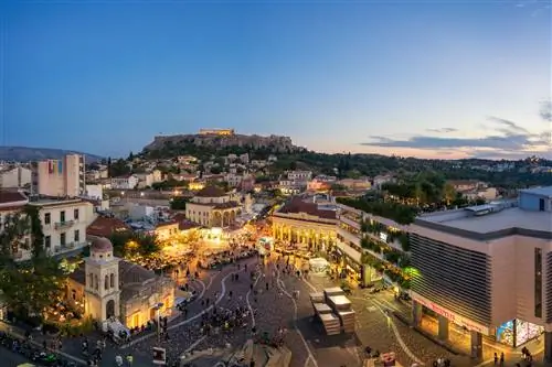 Вид с воздуха на людей, идущих по площади Монастираки и Афинскому Акрополю, Греция