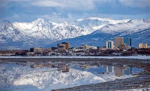 Горизонт Анкориджа с зимним отражением