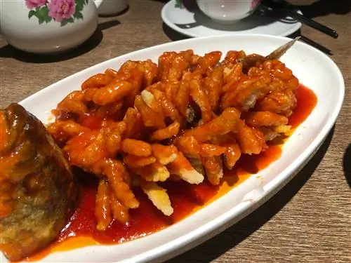 Нанкин, Китай, кисло-сладкий беличий хвост, рыба Chris Ng shutterstock_1382161229 RFC-j.webp