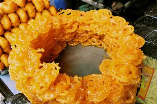 Сладкие липкие джалеби выставлены на продажу.