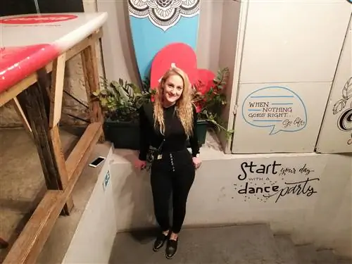 Ката Фари в местном баре в Будапеште