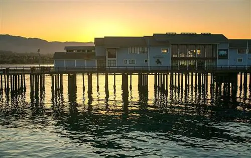 Солнце встает за Морским центром Музея естественной истории на Стернс-Уорф.