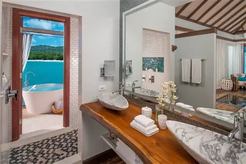 Ванная комната в надводном бунгало Sandals South Coast